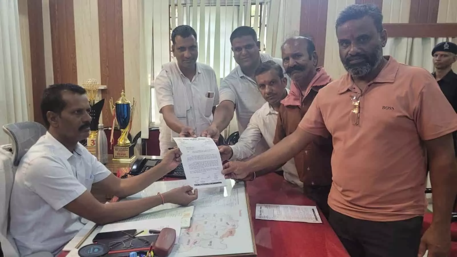 जिला कांग्रेस सेवादल के कार्यकर्ता भीलवाड़ा में जनसमस्याओं को लेकर जिला कलेक्टर को ज्ञापन सौंपते हुए। जिला कांग्रेस सेवादल के कार्यकर्ता भीलवाड़ा में जनसमस्याओं को लेकर जिला कलेक्टर को ज्ञापन सौंपते हुए।