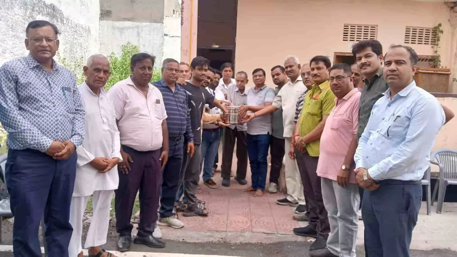 भीलवाड़ा में यशोदा देवी तोषनीवाल के नेत्रदान के अवसर पर उपस्थित भारत विकास परिषद के सदस्य। भीलवाड़ा में यशोदा देवी तोषनीवाल के नेत्रदान के अवसर पर उपस्थित भारत विकास परिषद के सदस्य।