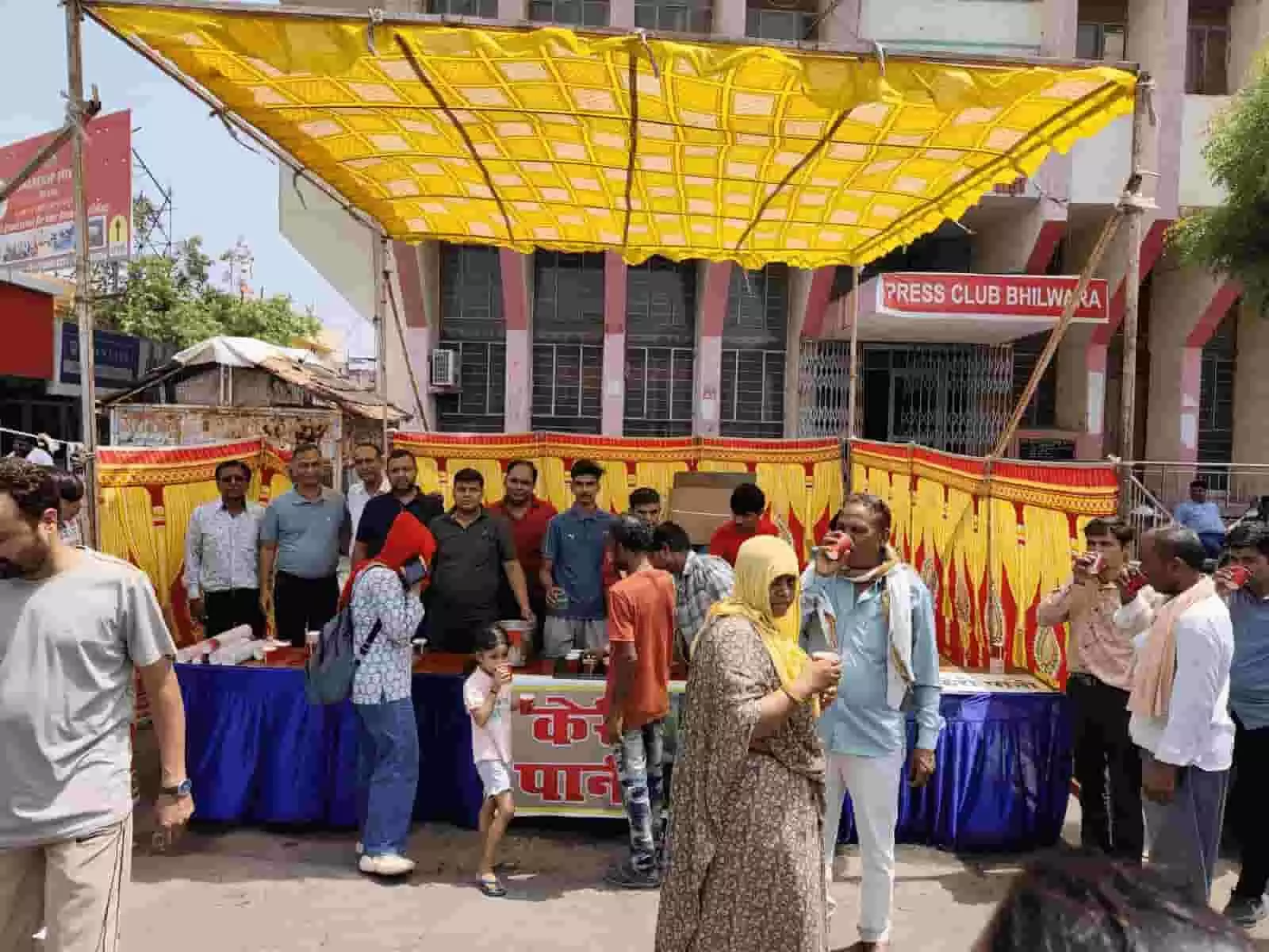 भीलवाड़ा में श्री श्याम सेवा समिति के सदस्य आमजन को केरी का शीतल पेय पिला रहे हैं। भीलवाड़ा में श्री श्याम सेवा समिति के सदस्य आमजन को केरी का शीतल पेय पिला रहे हैं।
