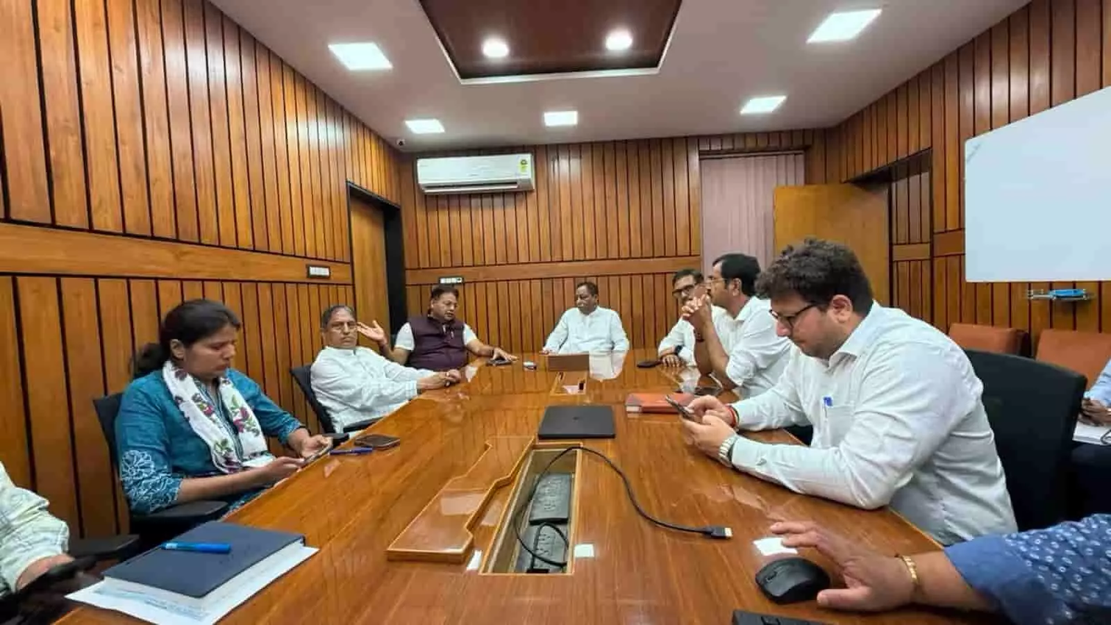 तस्वीर में जनप्रतिनिधि और अधिकारी अहमदाबाद में रेलवे बुनियादी ढांचे पर चर्चा कर रहे हैं। तस्वीर में जनप्रतिनिधि और अधिकारी अहमदाबाद में रेलवे बुनियादी ढांचे पर चर्चा कर रहे हैं।