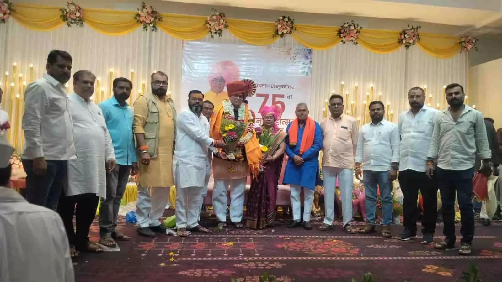 लातूर के होटल तुलसी में मंच पर उपस्थित शिवसेना नेता सीके मुरळीकर और अन्य अतिथि सदिच्छा समारोह के दौरान लातूर के होटल तुलसी में मंच पर उपस्थित शिवसेना नेता सीके मुरळीकर और अन्य अतिथि सदिच्छा समारोह के दौरान