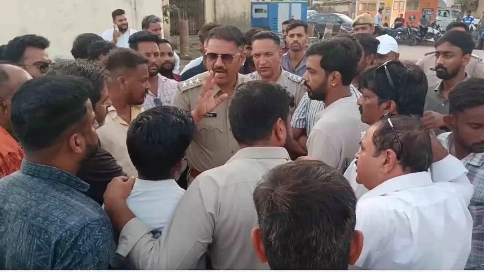 प्रतापगढ़ में नवजात गोवंश का सिर मिलने के बाद घटनास्थल पर स्थानीय लोगों को समझाते पुलिस अधिकारी। प्रतापगढ़ में नवजात गोवंश का सिर मिलने के बाद घटनास्थल पर स्थानीय लोगों को समझाते पुलिस अधिकारी।