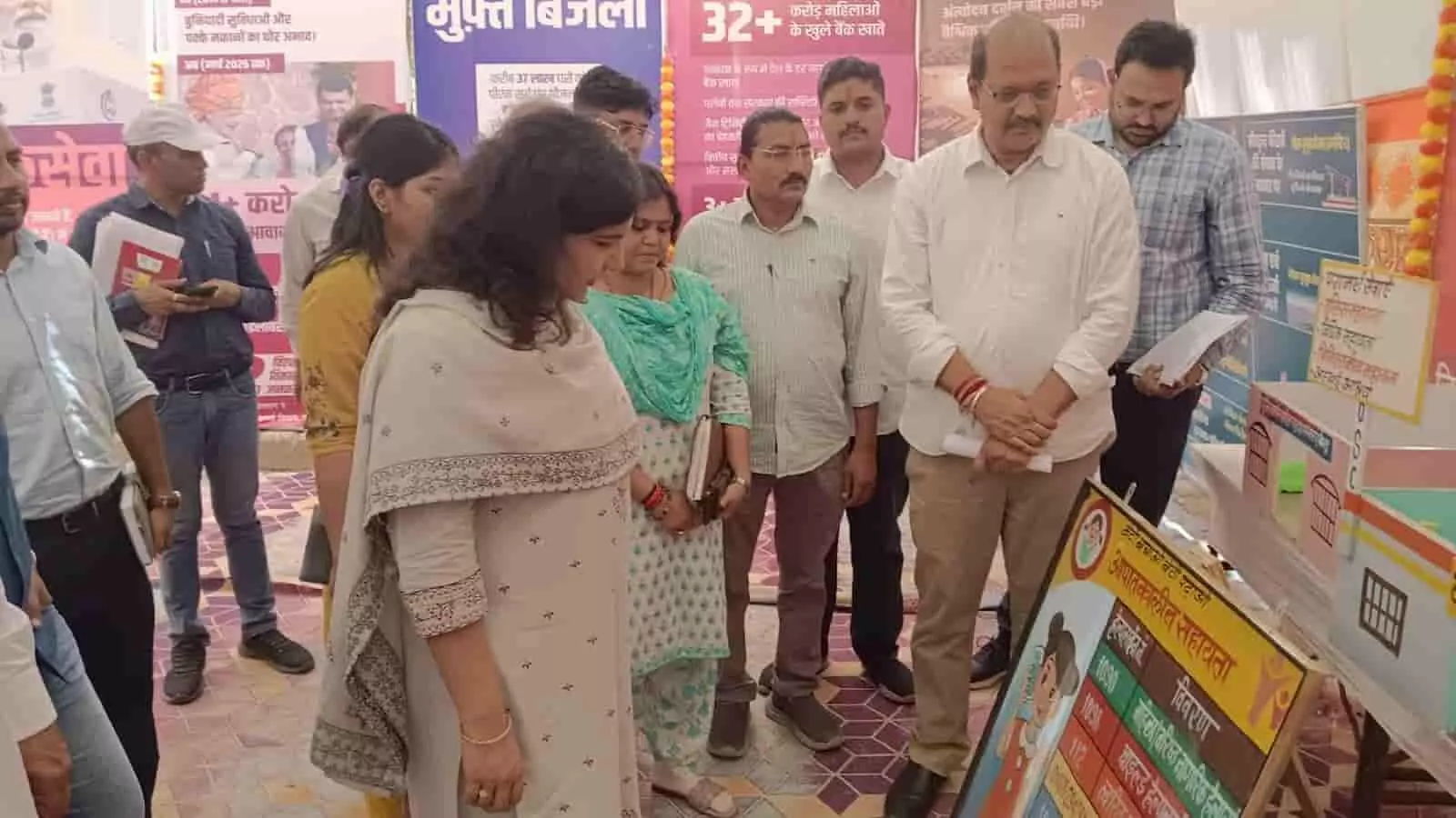 नगर परिषद परिसर में विकास कार्य प्रदर्शनी के दौरान विभिन्न विभागों के स्टॉलों का निरीक्षण करते हुए अधिकारी और नागरिक। नगर परिषद परिसर में विकास कार्य प्रदर्शनी के दौरान विभिन्न विभागों के स्टॉलों का निरीक्षण करते हुए अधिकारी और नागरिक।