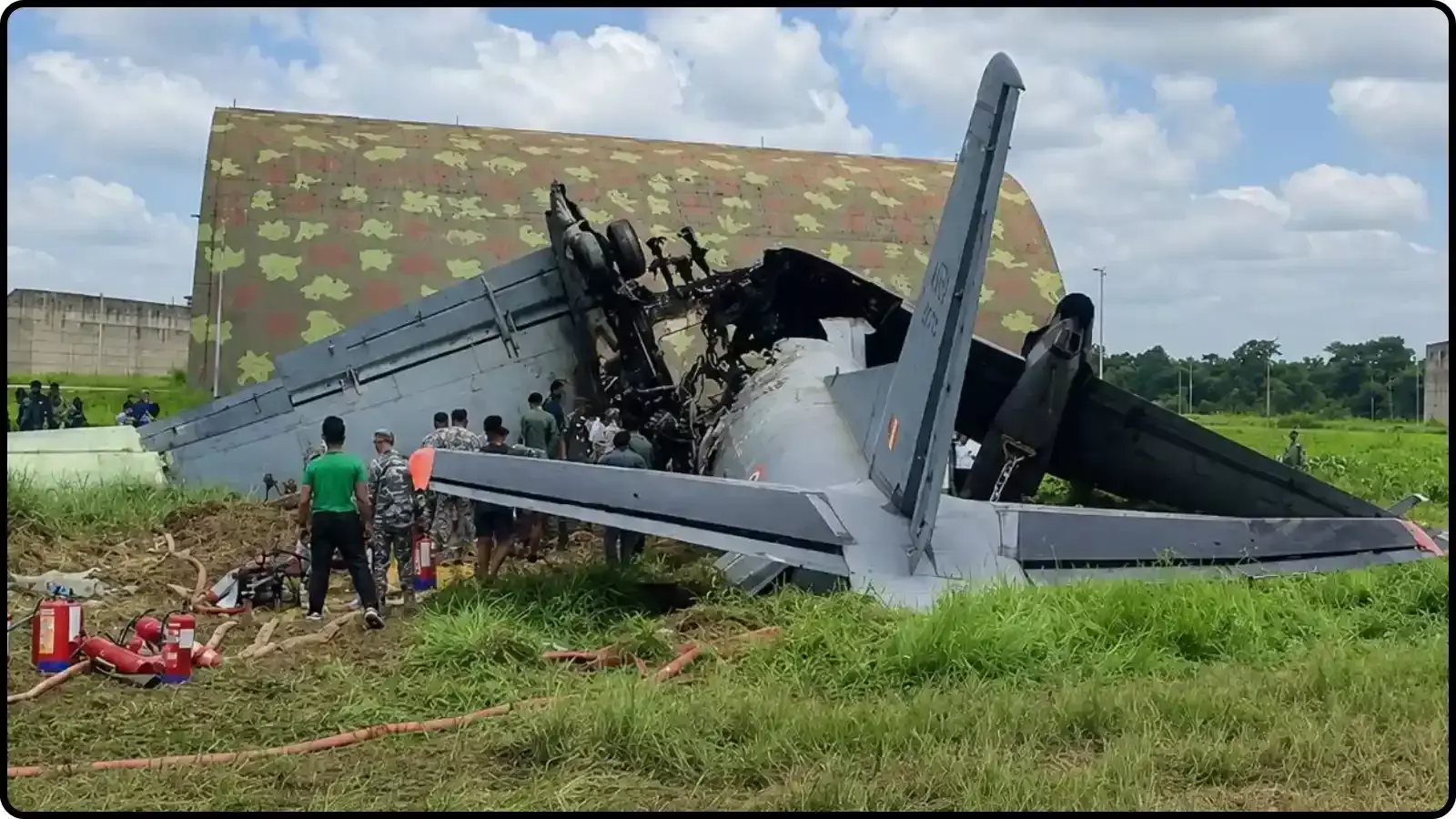 दुर्घटनाग्रस्त सैन्य विमान का मलबा और बचाव कर्मी जोरहाट एयरबेस के रनवे के पास घास के मैदान में। दुर्घटनाग्रस्त सैन्य विमान का मलबा और बचाव कर्मी जोरहाट एयरबेस के रनवे के पास घास के मैदान में।
