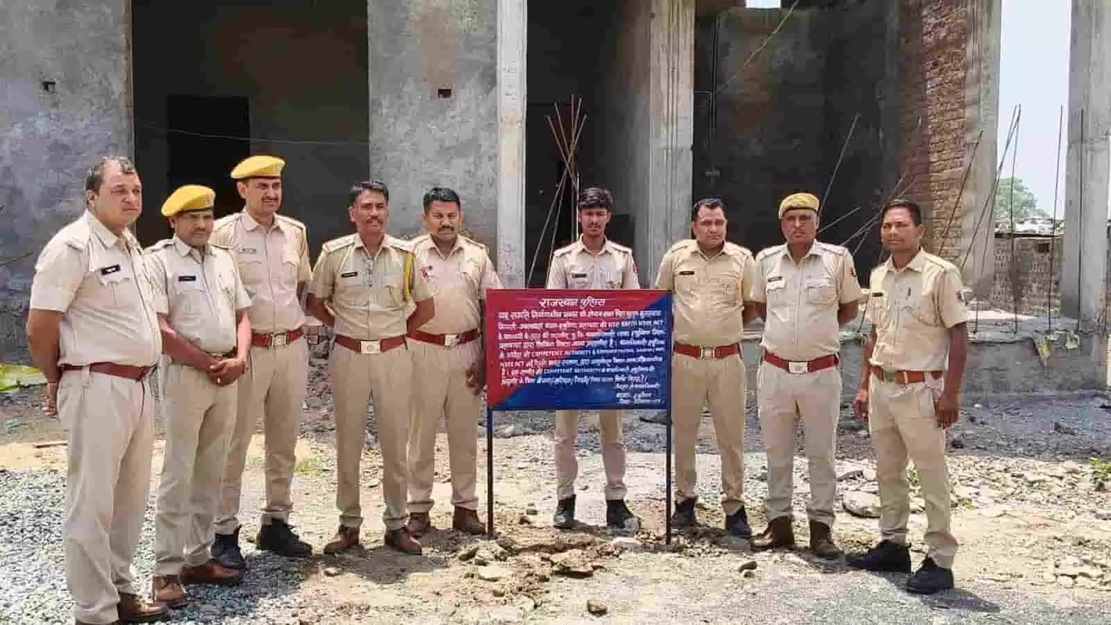 प्रतापगढ़ पुलिस टीम असावता में तस्कर शोयब मंसूरी की फ्रीज की गई संपत्ति के आगे कार्रवाई का बोर्ड लगाकर खड़ी है। प्रतापगढ़ पुलिस टीम असावता में तस्कर शोयब मंसूरी की फ्रीज की गई संपत्ति के आगे कार्रवाई का बोर्ड लगाकर खड़ी है।