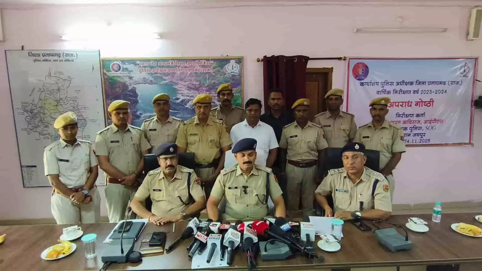पुलिस अधीक्षक कार्यालय में दोहरे हत्याकांड के खुलासे पर प्रेस वार्ता के दौरान टेबल पर रखे माइक और सामने बैठे पुलिस अधिकारी। पुलिस अधीक्षक कार्यालय में दोहरे हत्याकांड के खुलासे पर प्रेस वार्ता के दौरान टेबल पर रखे माइक और सामने बैठे पुलिस अधिकारी।