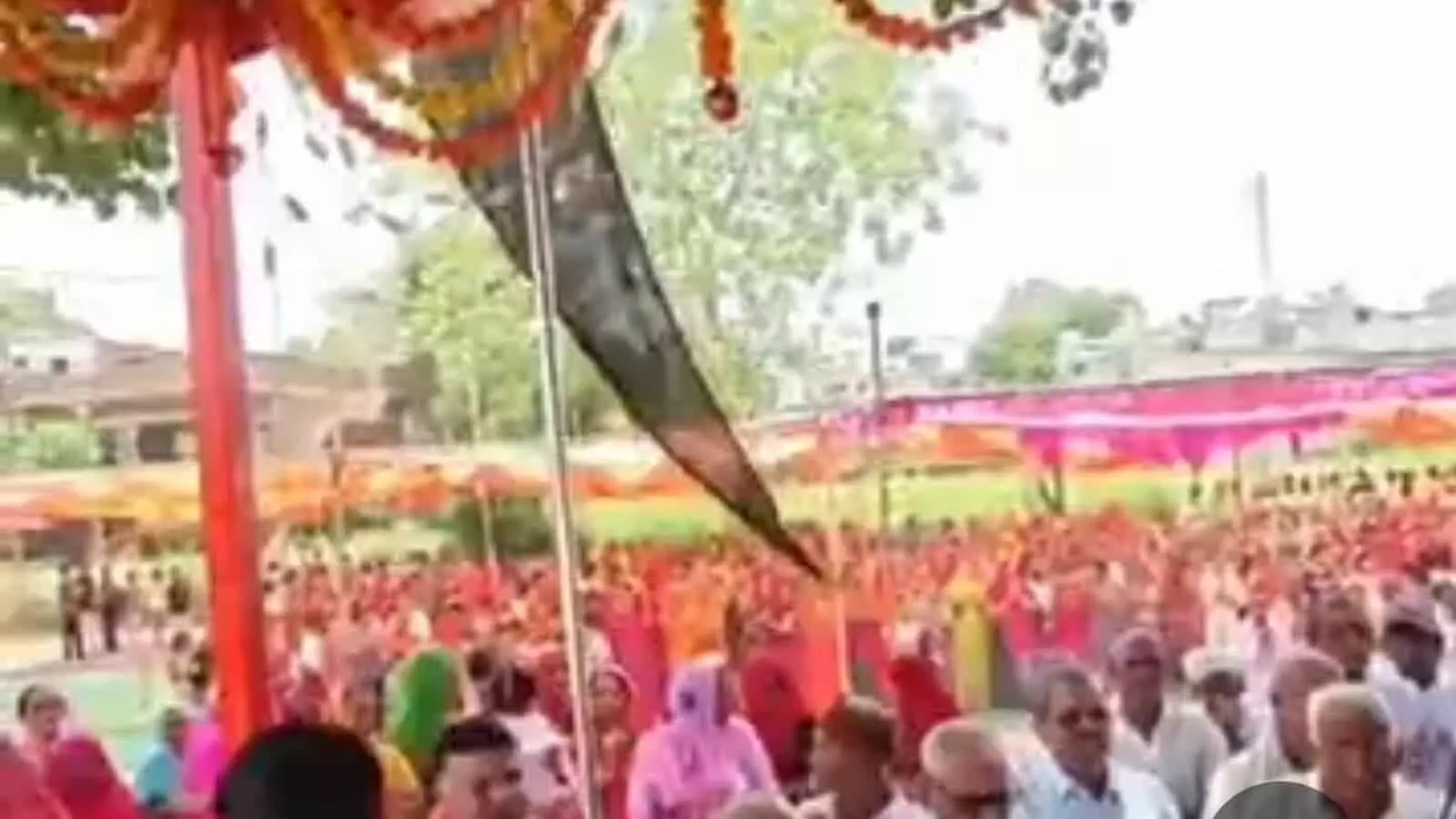 तस्वीर में पाटोत्सव कार्यक्रम के दौरान धार्मिक आयोजन के लिए पंडाल में बैठे श्रद्धालु दिख रहे हैं।
