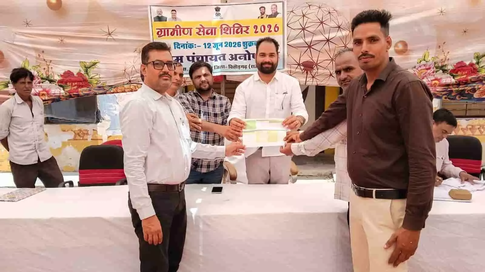 तस्वीर में अधिकारी अनोपपुरा में आयोजित ग्रामीण सेवा शिविर में लाभार्थियों को पट्टे सौंप रहे हैं। तस्वीर में अधिकारी अनोपपुरा में आयोजित ग्रामीण सेवा शिविर में लाभार्थियों को पट्टे सौंप रहे हैं।