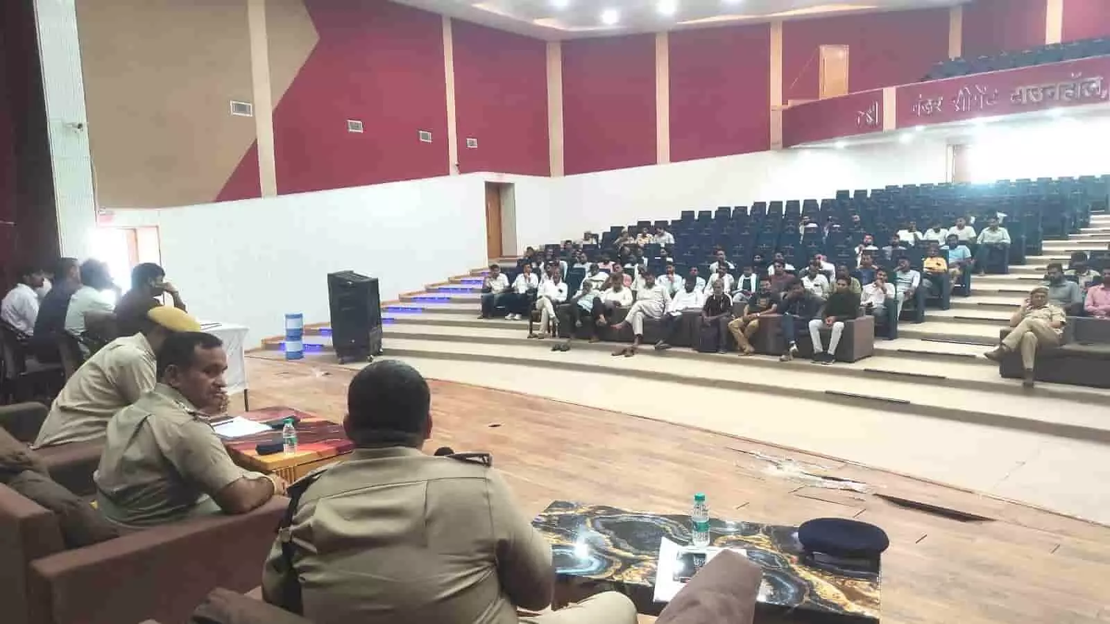 तस्वीर में निंबाहेड़ा में पुलिस अधिकारियों की देखरेख में आयोजित वाहनों की नीलामी प्रक्रिया दिख रही है। तस्वीर में निंबाहेड़ा में पुलिस अधिकारियों की देखरेख में आयोजित वाहनों की नीलामी प्रक्रिया दिख रही है।