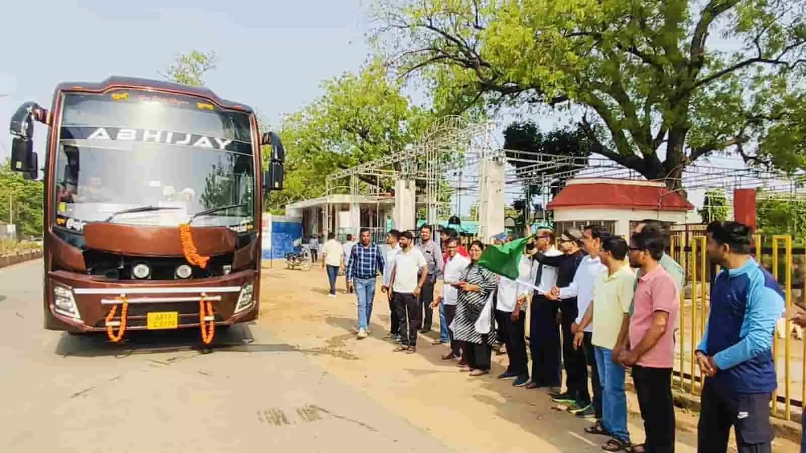तस्वीर में जिला एवं सत्र न्यायाधीश संजीव मांगो नेपाल यात्रा पर जा रहे धौलपुर के अधिवक्ताओं के दल को हरी झंडी दिखाते हुए दिख रहे हैं। तस्वीर में जिला एवं सत्र न्यायाधीश संजीव मांगो नेपाल यात्रा पर जा रहे धौलपुर के अधिवक्ताओं के दल को हरी झंडी दिखाते हुए दिख रहे हैं।