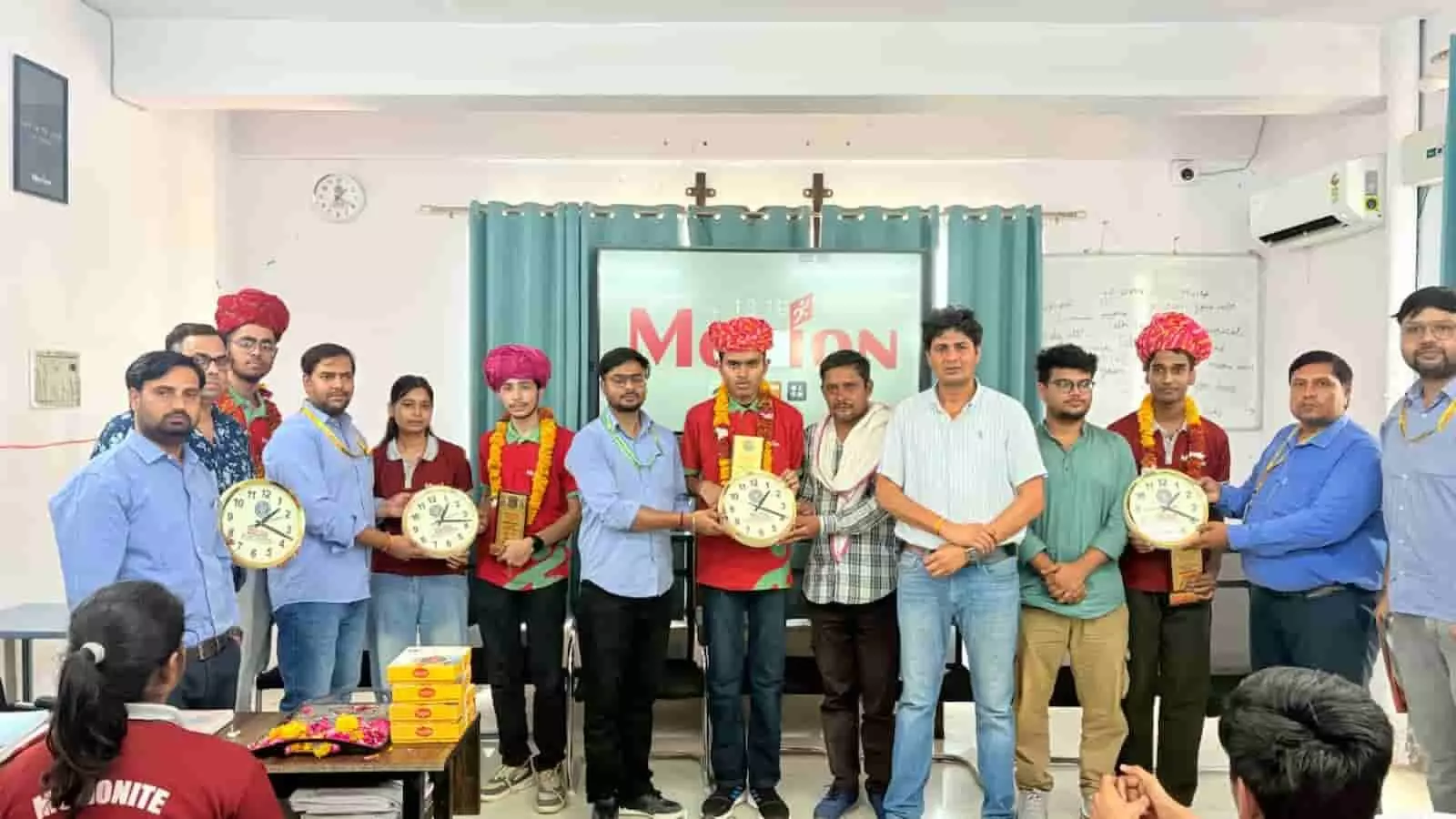 तस्वीर में संस्थान के शिक्षक और अतिथिगण जेईई एडवांस के चयनित विद्यार्थियों को मंच पर सम्मानित करते हुए दिख रहे हैं। तस्वीर में संस्थान के शिक्षक और अतिथिगण जेईई एडवांस के चयनित विद्यार्थियों को मंच पर सम्मानित करते हुए दिख रहे हैं।