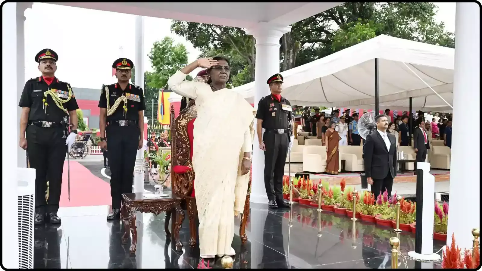 सलामी के मंच पर खड़ी राष्ट्रपति द्रौपदी मुर्मू और भारतीय सेना के वरिष्ठ अधिकारी देहरादून में दीक्षांत समारोह के दौरान। सलामी के मंच पर खड़ी राष्ट्रपति द्रौपदी मुर्मू और भारतीय सेना के वरिष्ठ अधिकारी देहरादून में दीक्षांत समारोह के दौरान।
