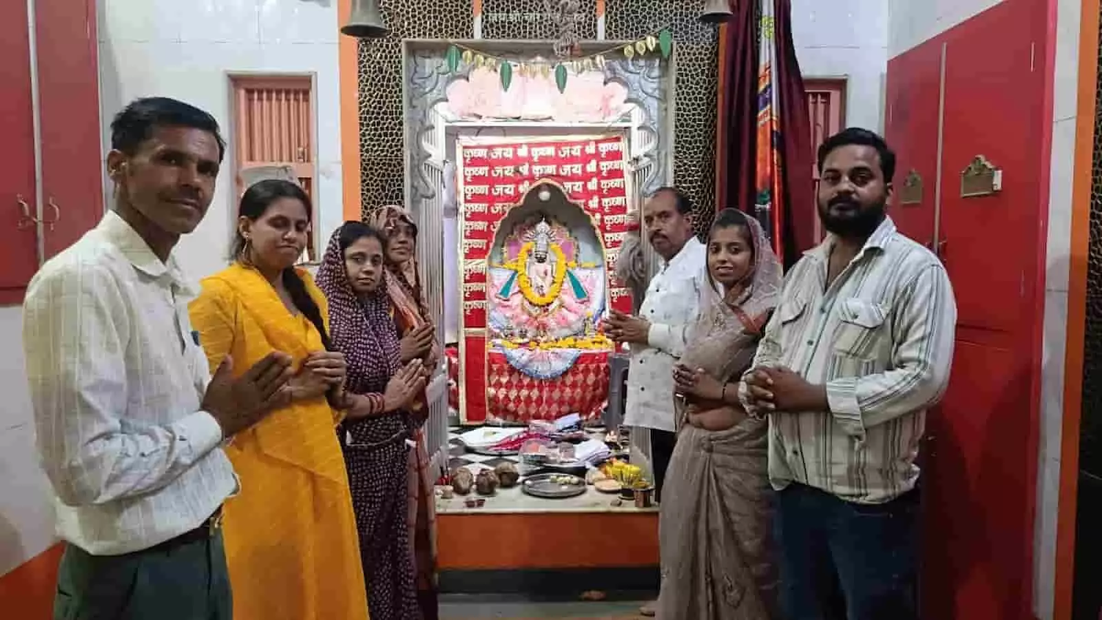 तस्वीर में भगवान श्री चारभुजा नाथ के मंदिर में दर्शन करते और हाथ जोड़े खड़े श्रद्धालु दिख रहे हैं। तस्वीर में भगवान श्री चारभुजा नाथ के मंदिर में दर्शन करते और हाथ जोड़े खड़े श्रद्धालु दिख रहे हैं।