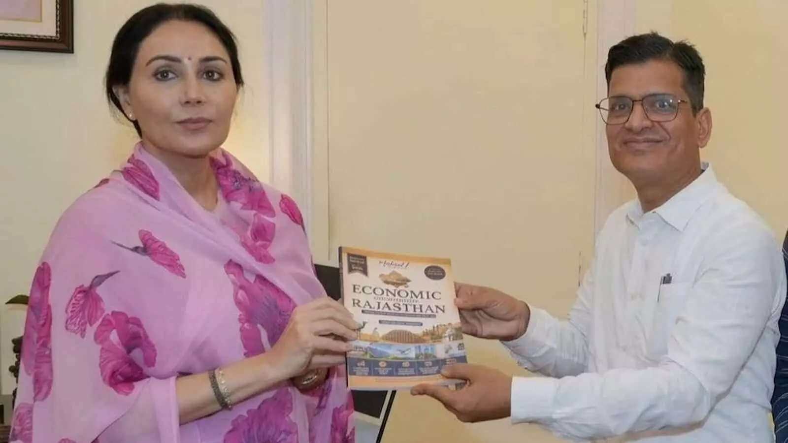 तस्वीर में उपमुख्यमंत्री श्रीकृष्ण शर्मा द्वारा लिखित राजस्थान की अर्थव्यवस्था पर केंद्रित नई पुस्तक का विमोचन करते हुए दिख रही हैं। तस्वीर में उपमुख्यमंत्री श्रीकृष्ण शर्मा द्वारा लिखित राजस्थान की अर्थव्यवस्था पर केंद्रित नई पुस्तक का विमोचन करते हुए दिख रही हैं।