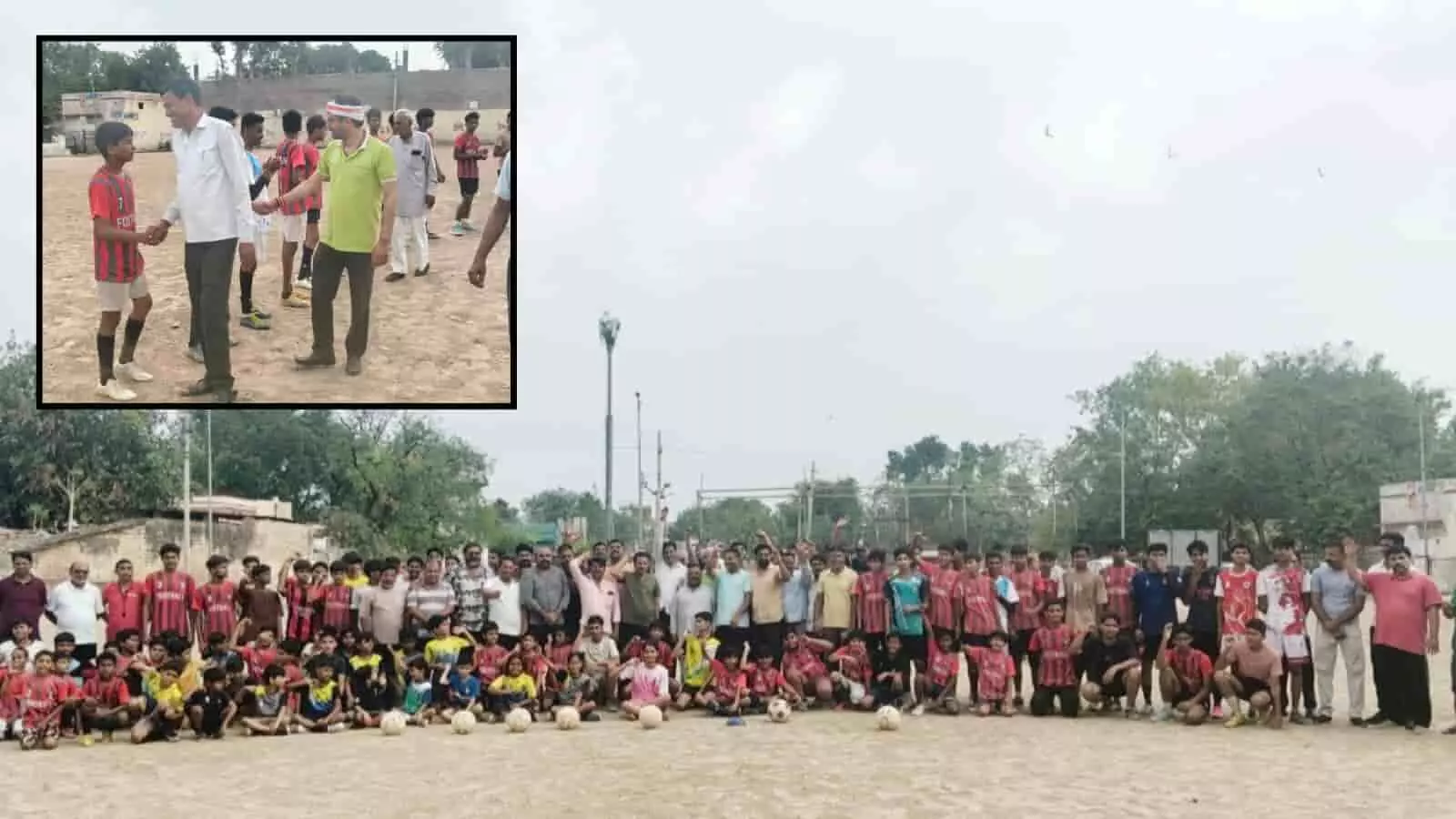तस्वीर में खेल के मैदान पर बड़ी संख्या में फुटबॉल खिलाड़ी और उनके कोच व अतिथि सामूहिक रूप से खड़े नजर आ रहे हैं। तस्वीर में खेल के मैदान पर बड़ी संख्या में फुटबॉल खिलाड़ी और उनके कोच व अतिथि सामूहिक रूप से खड़े नजर आ रहे हैं।