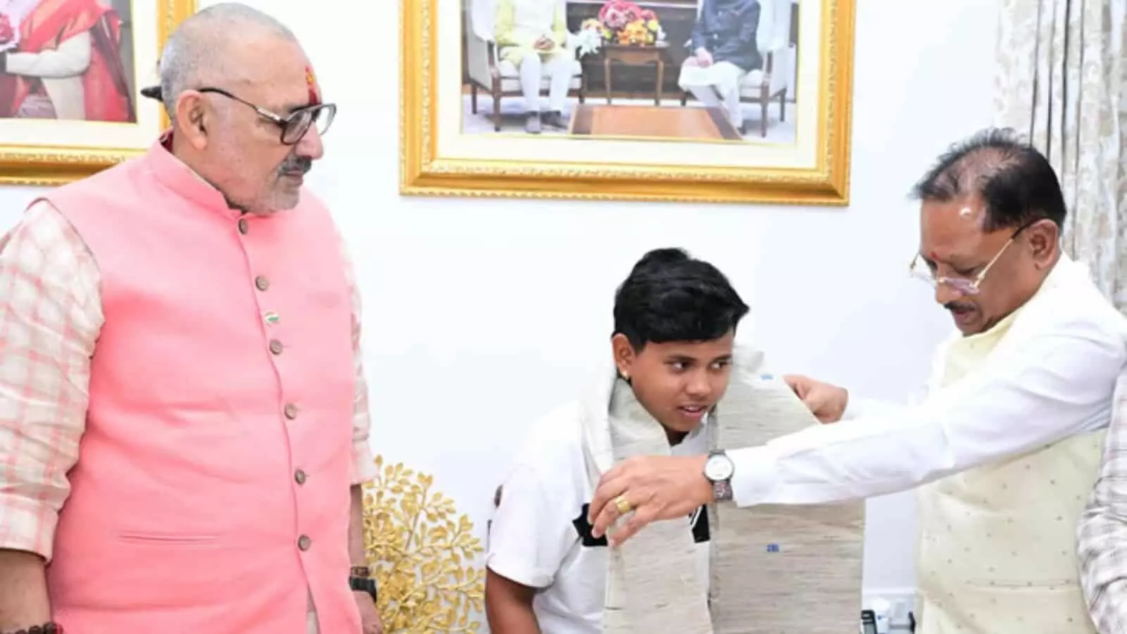 तस्वीर में मुख्यमंत्री विष्णुदेव साय एक युवा महिला खिलाड़ी को शॉल ओढ़ाकर सम्मानित करते दिख रहे हैं और पास में केंद्रीय मंत्री गिरिराज सिंह खड़े हैं। तस्वीर में मुख्यमंत्री विष्णुदेव साय एक युवा महिला खिलाड़ी को शॉल ओढ़ाकर सम्मानित करते दिख रहे हैं और पास में केंद्रीय मंत्री गिरिराज सिंह खड़े हैं।