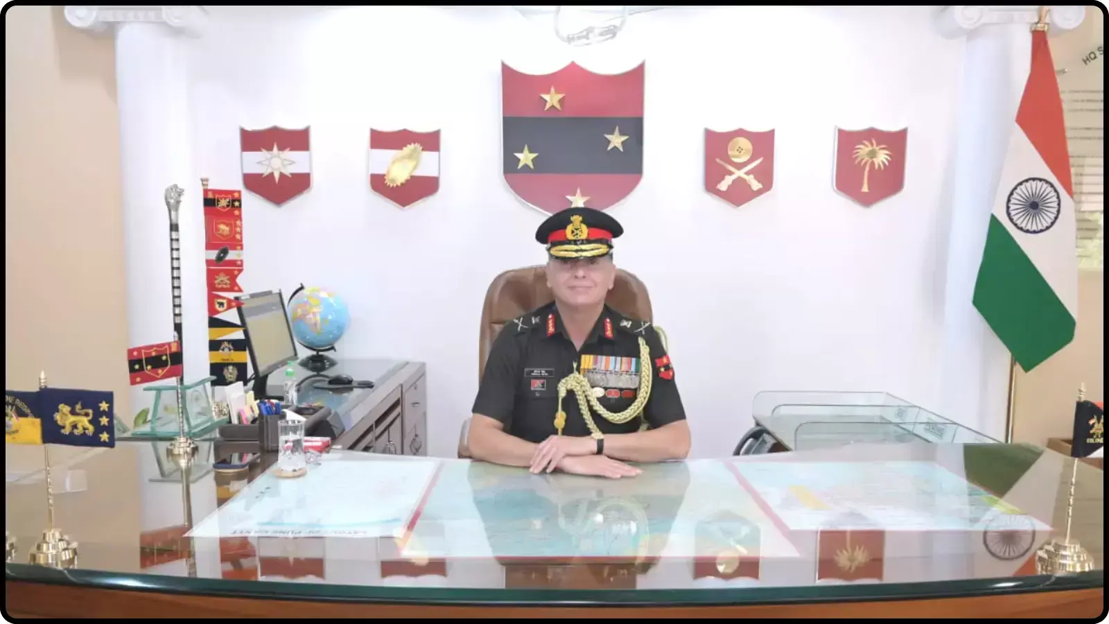 कार्यालय में अपनी आधिकारिक मेज पर बैठे हुए लेफ्टिनेंट जनरल धीरज सेठ नए थल सेनाध्यक्ष की नियुक्ति के संदर्भ में। कार्यालय में अपनी आधिकारिक मेज पर बैठे हुए लेफ्टिनेंट जनरल धीरज सेठ नए थल सेनाध्यक्ष की नियुक्ति के संदर्भ में।