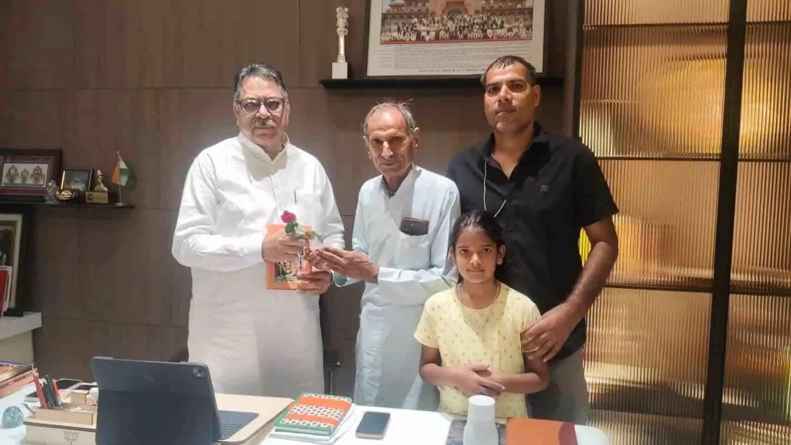 तस्वीर में सफेद कुर्ता-पायजामा पहने एक नेता को एक बुजुर्ग व्यक्ति गुलाब का फूल भेंट करते हुए दिख रहे हैं और साथ में एक बच्ची व अन्य व्यक्ति खड़े हैं। तस्वीर में सफेद कुर्ता-पायजामा पहने एक नेता को एक बुजुर्ग व्यक्ति गुलाब का फूल भेंट करते हुए दिख रहे हैं और साथ में एक बच्ची व अन्य व्यक्ति खड़े हैं।