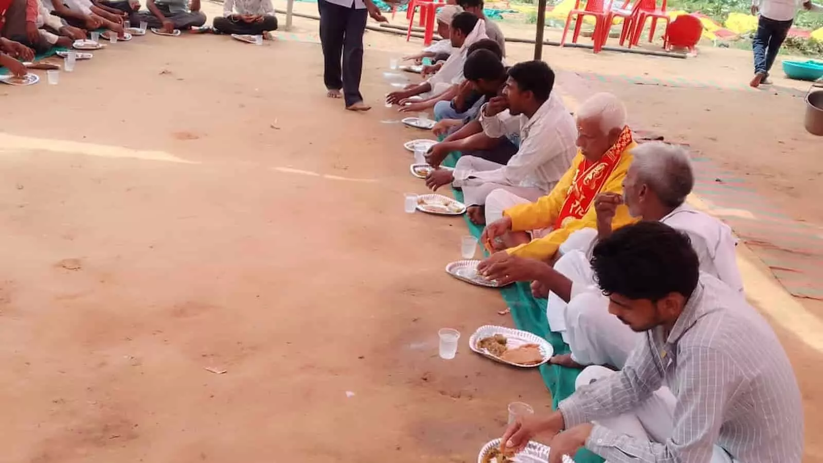 तस्वीर में एक बड़े धार्मिक पांडाल के भीतर बड़ी संख्या में ग्रामीण महिला और पुरुष श्रद्धालु जमीन पर बैठकर कथा सुनते हुए दिखाई दे रहे हैं। तस्वीर में एक बड़े धार्मिक पांडाल के भीतर बड़ी संख्या में ग्रामीण महिला और पुरुष श्रद्धालु जमीन पर बैठकर कथा सुनते हुए दिखाई दे रहे हैं।
