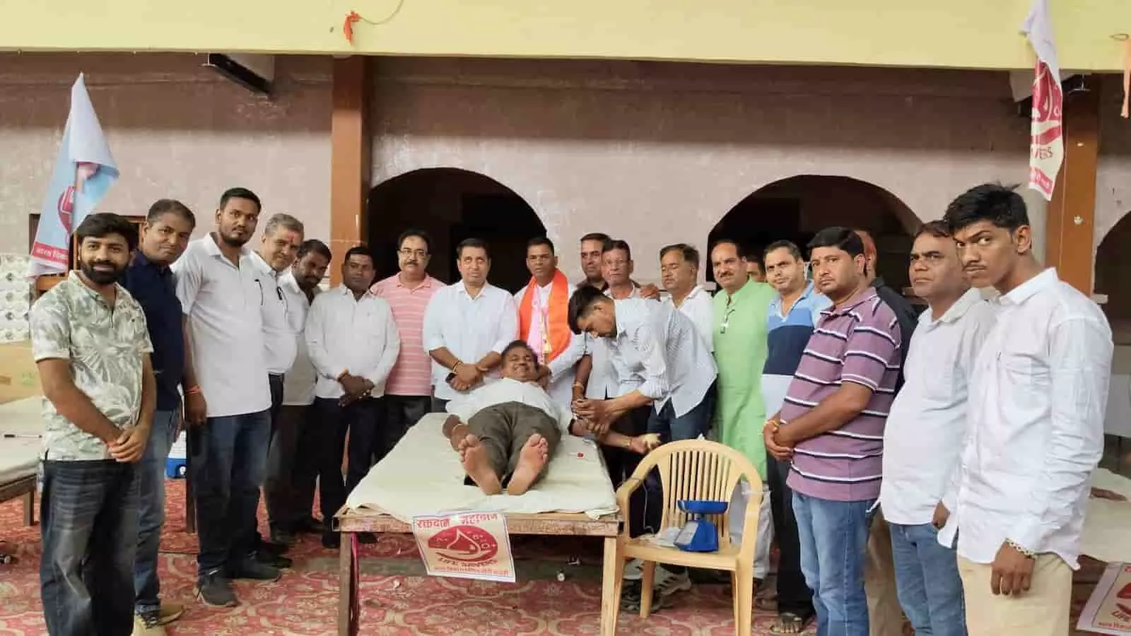 तस्वीर में एक हॉल के भीतर टेबल पर रखे भारत माता और स्वामी विवेकानंद के चित्रों के सामने कुछ लोग खड़े होकर दीप प्रज्वलित करते हुए दिखाई दे रहे हैं। तस्वीर में एक हॉल के भीतर टेबल पर रखे भारत माता और स्वामी विवेकानंद के चित्रों के सामने कुछ लोग खड़े होकर दीप प्रज्वलित करते हुए दिखाई दे रहे हैं।