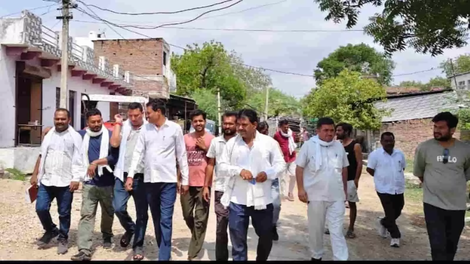 तस्वीर में सफेद कुर्ता-पायजामा और गले में सफेद गमछा डाले हुए विधायक अपने कई साथियों और ग्रामीणों के साथ एक ग्रामीण रास्ते पर पैदल चलते हुए नजर आ रहे हैं।