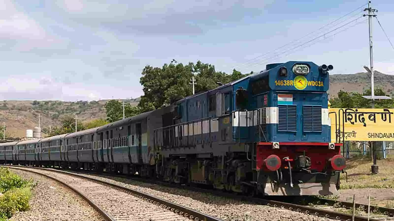 तस्वीर में एक घुमावदार रेल पटरी (ट्रैक) पर नीले और सफेद रंग के डीजल इंजन वाली एक लंबी पैसेंजर ट्रेन चलती हुई दिखाई दे रही है और दाईं ओर पीले रंग का शिंदवणे स्टेशन का बोर्ड लगा है। तस्वीर में एक घुमावदार रेल पटरी (ट्रैक) पर नीले और सफेद रंग के डीजल इंजन वाली एक लंबी पैसेंजर ट्रेन चलती हुई दिखाई दे रही है और दाईं ओर पीले रंग का शिंदवणे स्टेशन का बोर्ड लगा है।