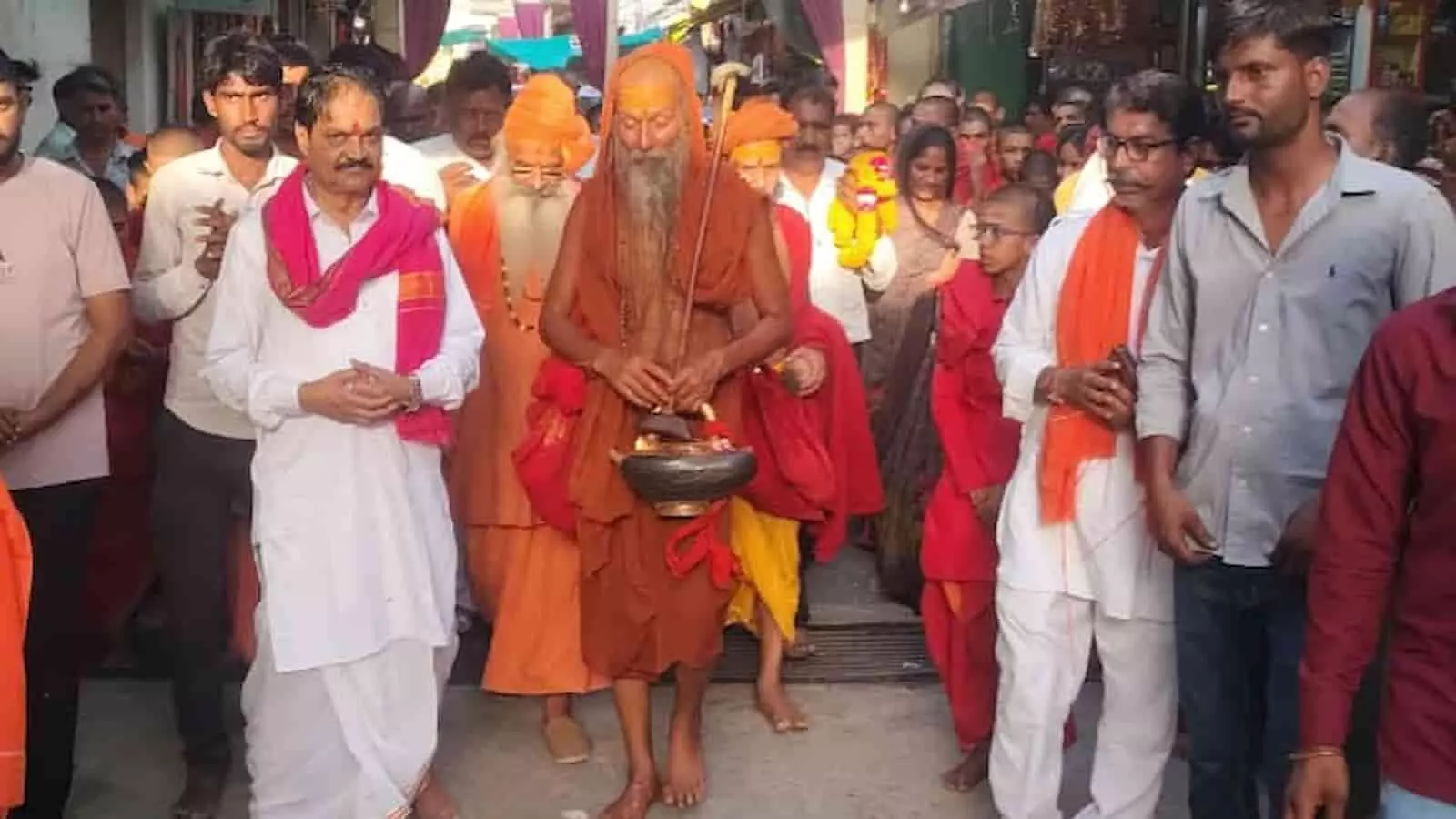 तस्वीर में नर्मदा परिक्रमा पूर्ण कर जोगणिया माता शक्तिपीठ पहुंचे पूज्य संत अवधेश चैतन्य महाराज श्रद्धालुओं के साथ चलते हुए दिख रहे हैं। तस्वीर में नर्मदा परिक्रमा पूर्ण कर जोगणिया माता शक्तिपीठ पहुंचे पूज्य संत अवधेश चैतन्य महाराज श्रद्धालुओं के साथ चलते हुए दिख रहे हैं।