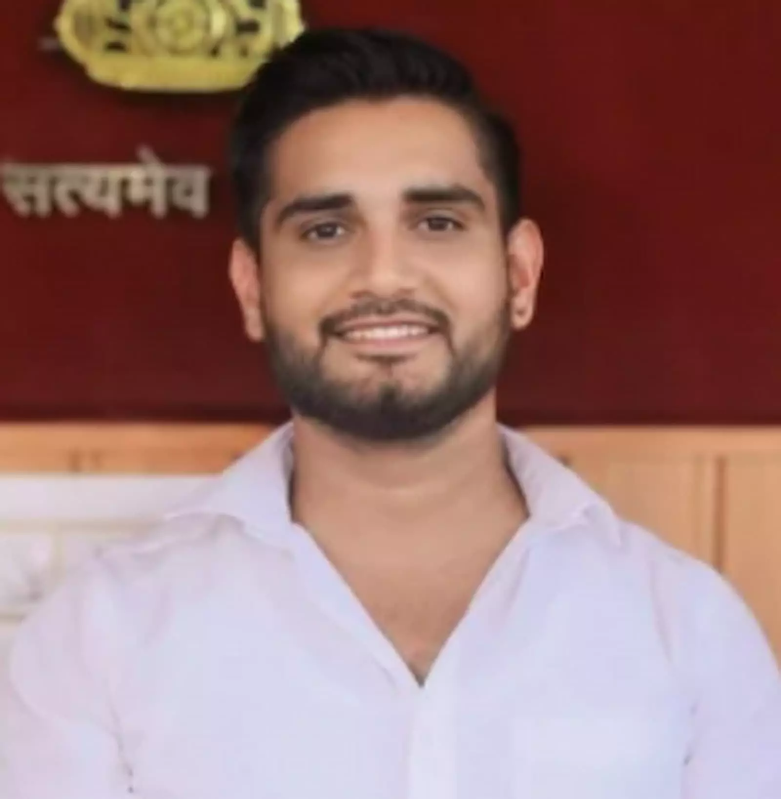 तस्वीर में निर्मल ग्राम पंचायत पसुन्द के सरपंच अयन जोशी सफेद कमीज पहने हुए मुस्कुराते हुए दिख रहे हैं। तस्वीर में निर्मल ग्राम पंचायत पसुन्द के सरपंच अयन जोशी सफेद कमीज पहने हुए मुस्कुराते हुए दिख रहे हैं।