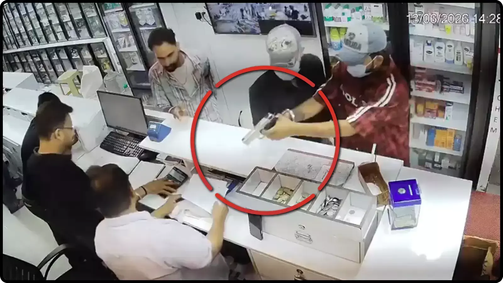 एक दुकान के काउंटर पर बंदूक ताने हुए नकाबपोश हमलावर चंडीगढ़ में मेडिकल स्टोर फायरिंग के संदर्भ में। एक दुकान के काउंटर पर बंदूक ताने हुए नकाबपोश हमलावर चंडीगढ़ में मेडिकल स्टोर फायरिंग के संदर्भ में।