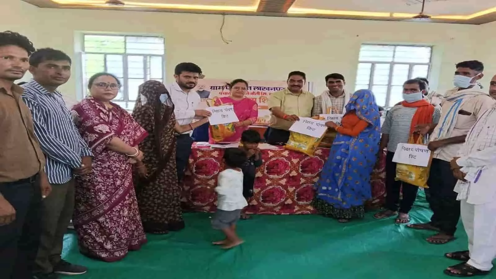 तस्वीर में सवाई माधोपुर के लाखनपुर में लाभार्थियों को पोषण किट देते अधिकारी दिख रहे हैं। तस्वीर में सवाई माधोपुर के लाखनपुर में लाभार्थियों को पोषण किट देते अधिकारी दिख रहे हैं।
