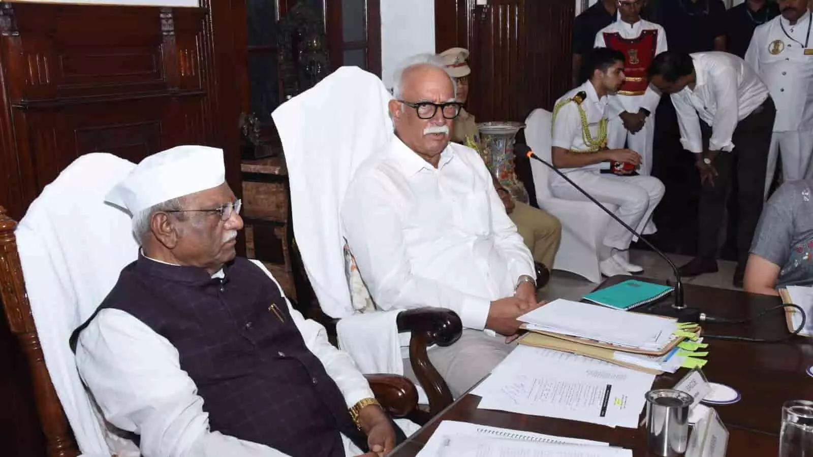 तस्वीर में प्रशासनिक बैठक कक्ष के भीतर कुर्सियों पर बैठे राजस्थान और गोवा के राज्यपाल फाइलों तथा दस्तावेजों के साथ चर्चा करते हुए दिख रहे हैं।