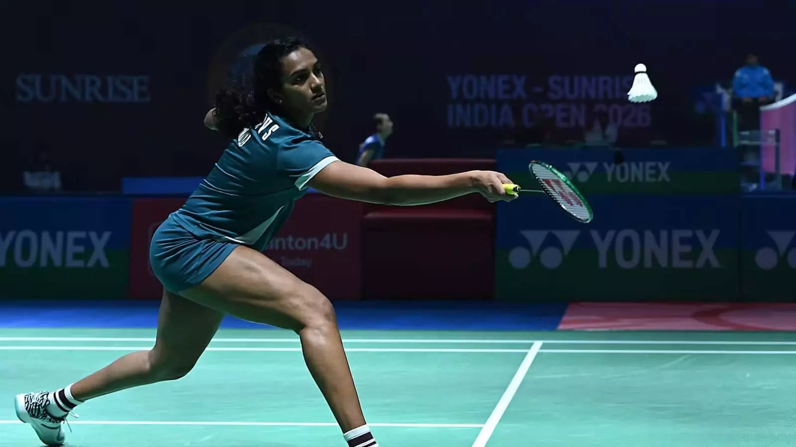 तस्वीर में पीवी सिंधू बैडमिंटन कोर्ट पर खेलती हुई नजर आ रही हैं, जो एशियाई खेलों में भारतीय टीम की कमान संभालेंगी। तस्वीर में पीवी सिंधू बैडमिंटन कोर्ट पर खेलती हुई नजर आ रही हैं, जो एशियाई खेलों में भारतीय टीम की कमान संभालेंगी।