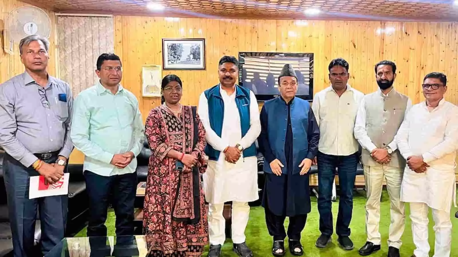 तस्वीर में एक बैठक कक्ष के भीतर नेता प्रतिपक्ष टीकाराम जूली और विधानसभा अध्यक्ष अब्दुल रहीम राथर अन्य जनप्रतिनिधियों के साथ खड़े हुए दिख रहे हैं। तस्वीर में एक बैठक कक्ष के भीतर नेता प्रतिपक्ष टीकाराम जूली और विधानसभा अध्यक्ष अब्दुल रहीम राथर अन्य जनप्रतिनिधियों के साथ खड़े हुए दिख रहे हैं।