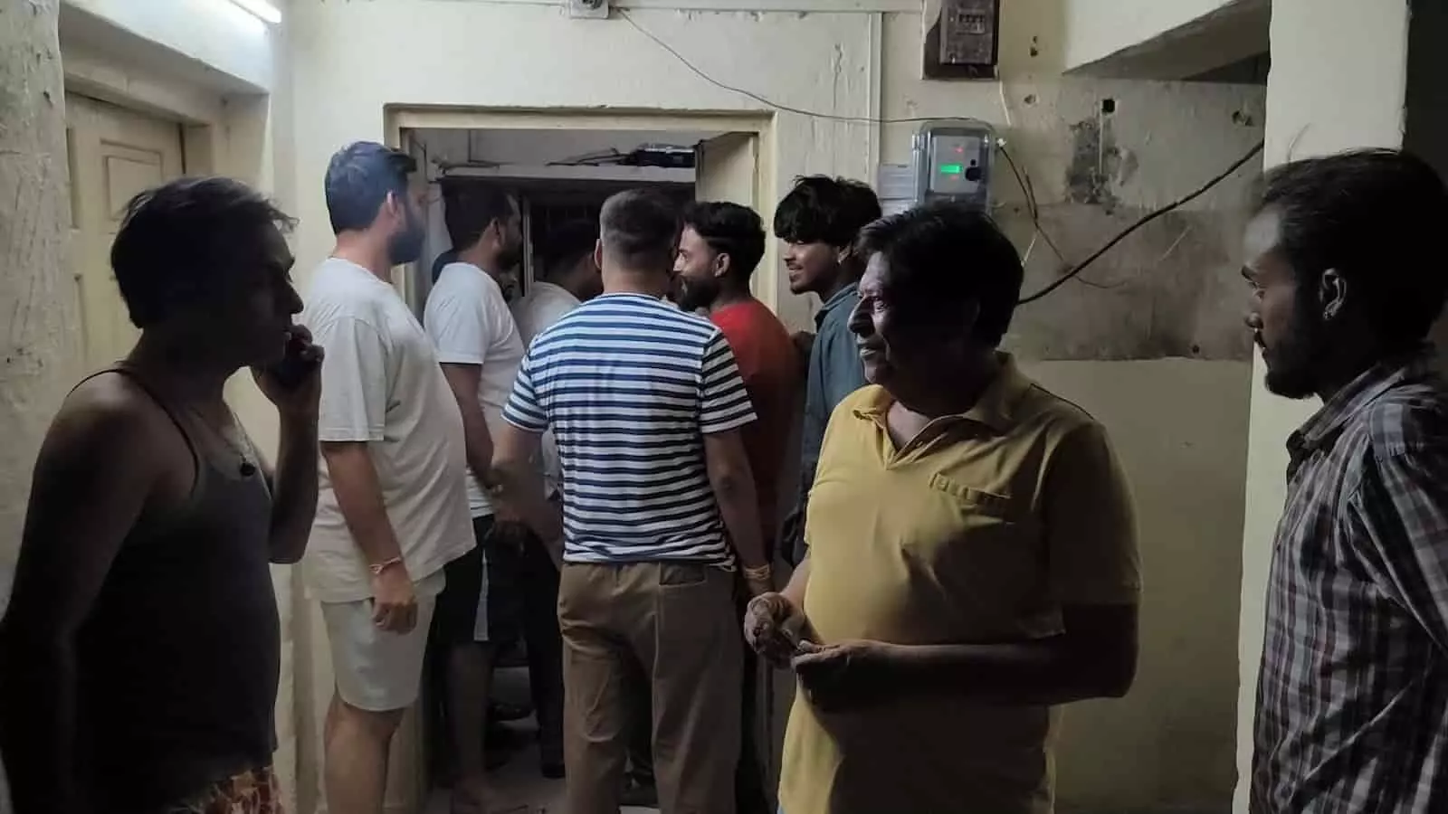 तस्वीर में एक कार्यालय भवन के संकरे गलियारे और प्रवेश द्वार के पास कई लोग आपस में खड़े होकर बातचीत और विरोध दर्ज करते हुए दिख रहे हैं। तस्वीर में एक कार्यालय भवन के संकरे गलियारे और प्रवेश द्वार के पास कई लोग आपस में खड़े होकर बातचीत और विरोध दर्ज करते हुए दिख रहे हैं।