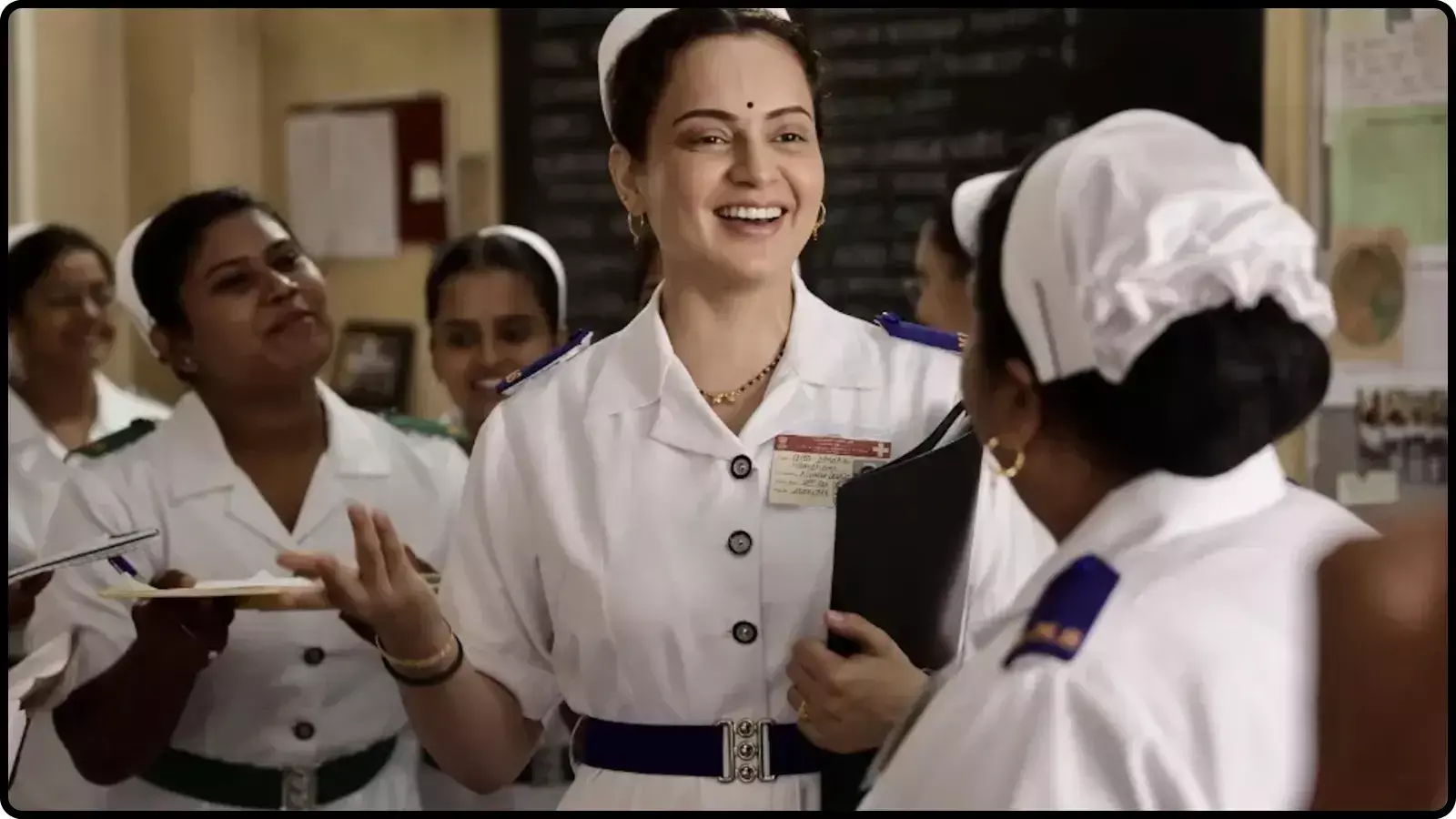 अस्पताल के दृश्य में नर्स की सफेद वर्दी पहने मुस्कुराती हुई कंगना रनौत फिल्म के संदर्भ में। अस्पताल के दृश्य में नर्स की सफेद वर्दी पहने मुस्कुराती हुई कंगना रनौत फिल्म के संदर्भ में।