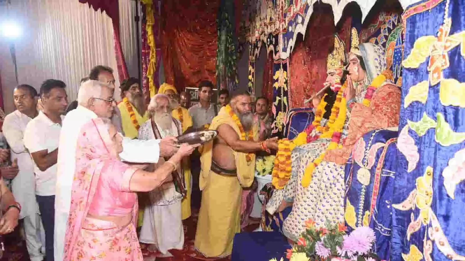 तस्वीर में भीलवाड़ा के हनुमान टेकरी आश्रम में विष्णु लक्ष्मी महायज्ञ करते श्रद्धालु दिख रहे हैं। तस्वीर में भीलवाड़ा के हनुमान टेकरी आश्रम में विष्णु लक्ष्मी महायज्ञ करते श्रद्धालु दिख रहे हैं।