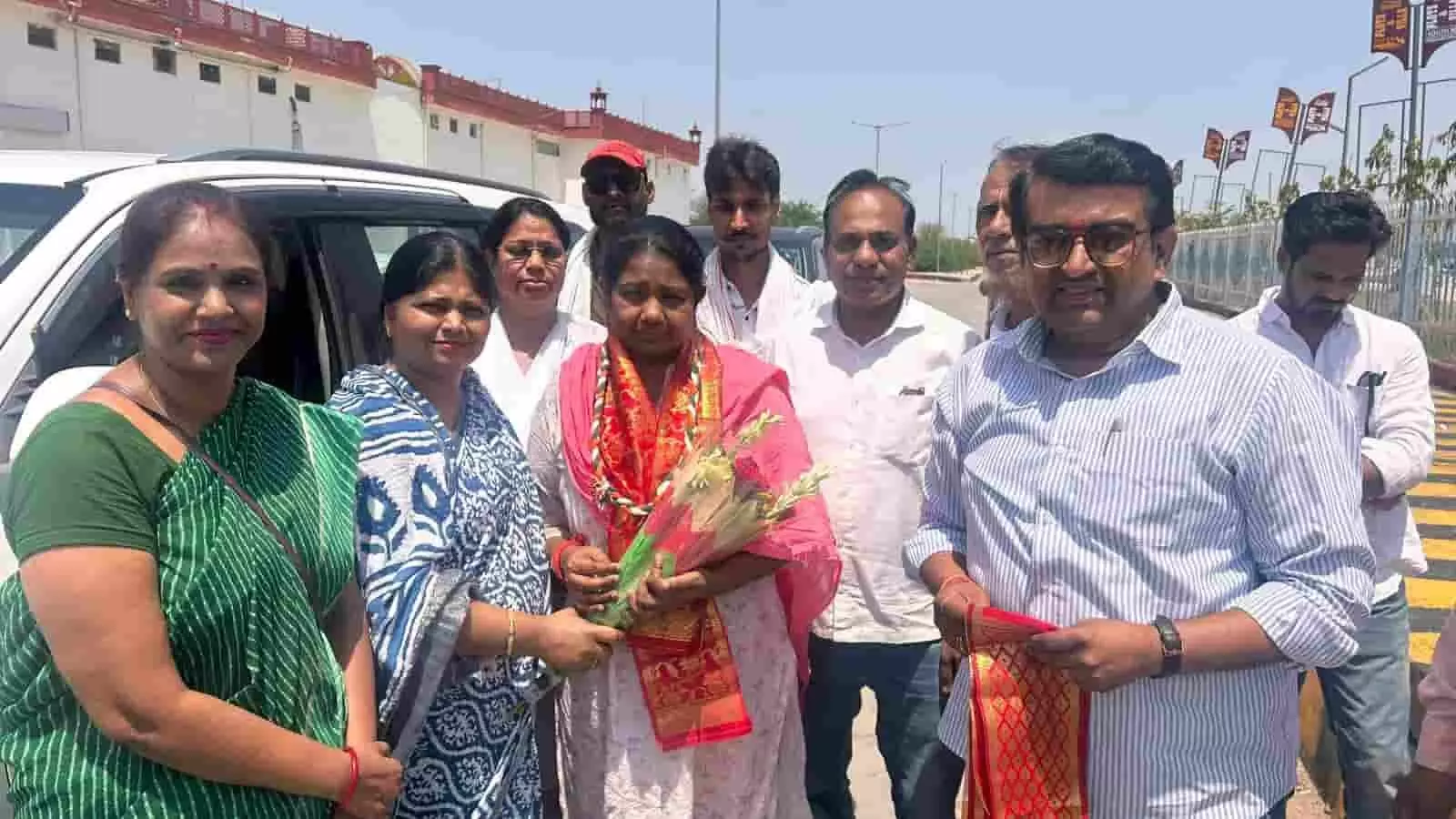 तस्वीर में सड़क किनारे एक सफेद गाड़ी के पास खड़े कुछ पुरुष और महिला कांग्रेस पदाधिकारी एक महिला नेता को फूलों का गुलदस्ता भेंट कर उनका स्वागत करते हुए दिख रहे हैं। तस्वीर में सड़क किनारे एक सफेद गाड़ी के पास खड़े कुछ पुरुष और महिला कांग्रेस पदाधिकारी एक महिला नेता को फूलों का गुलदस्ता भेंट कर उनका स्वागत करते हुए दिख रहे हैं।