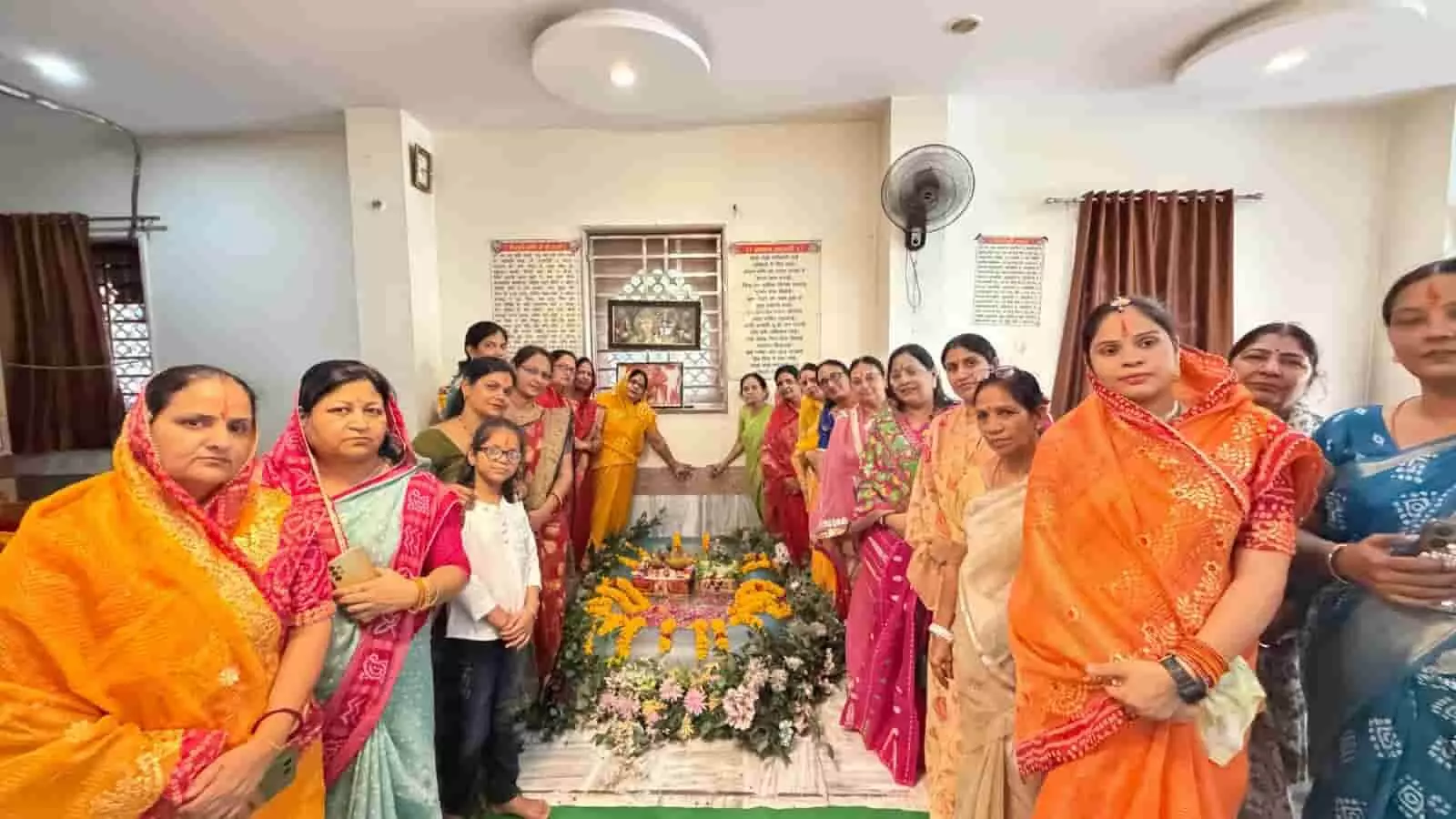 तस्वीर में पारंपरिक वस्त्र पहने कई महिलाएं एक कृत्रिम जलाशय के पास बैठकर भगवान बाल गोपाल की पूजा-अर्चना और भजन-कीर्तन करती हुई दिखाई दे रही हैं। तस्वीर में पारंपरिक वस्त्र पहने कई महिलाएं एक कृत्रिम जलाशय के पास बैठकर भगवान बाल गोपाल की पूजा-अर्चना और भजन-कीर्तन करती हुई दिखाई दे रही हैं।
