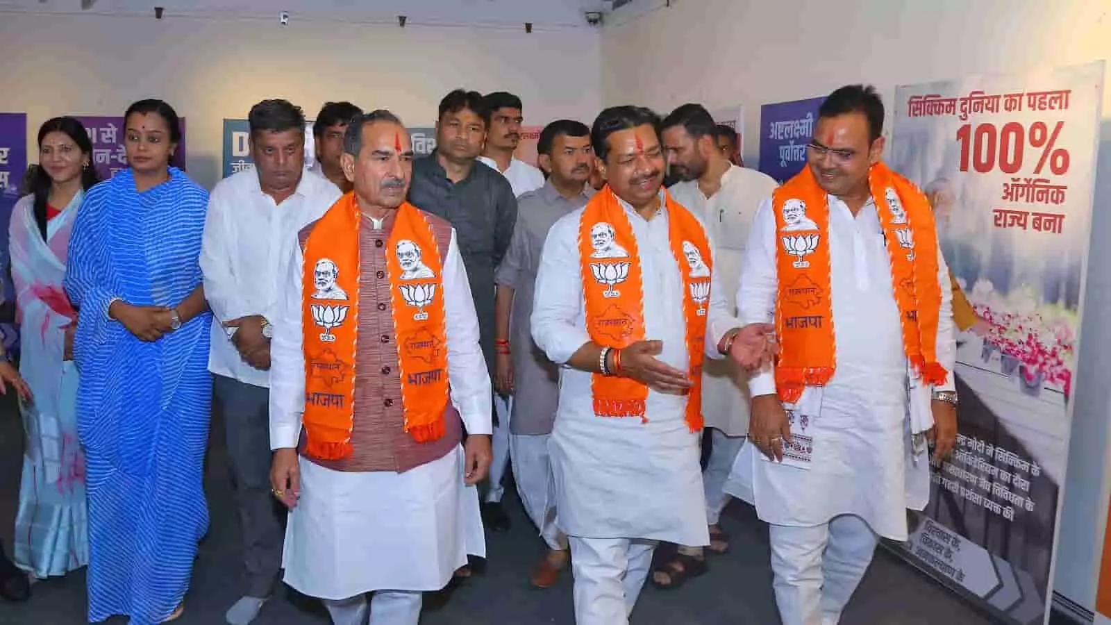 तस्वीर में राजस्थान के मुख्यमंत्री भजनलाल शर्मा जयपुर में मीडिया से बातचीत करते हुए दिख रहे हैं। तस्वीर में राजस्थान के मुख्यमंत्री भजनलाल शर्मा जयपुर में मीडिया से बातचीत करते हुए दिख रहे हैं।