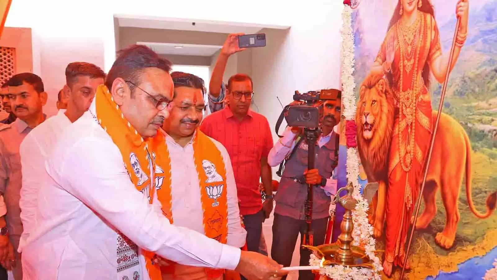 तस्वीर में मुख्यमंत्री भजनलाल शर्मा जयपुर में केंद्र सरकार की प्रदर्शनी का उद्घाटन कर रहे हैं। तस्वीर में मुख्यमंत्री भजनलाल शर्मा जयपुर में केंद्र सरकार की प्रदर्शनी का उद्घाटन कर रहे हैं।