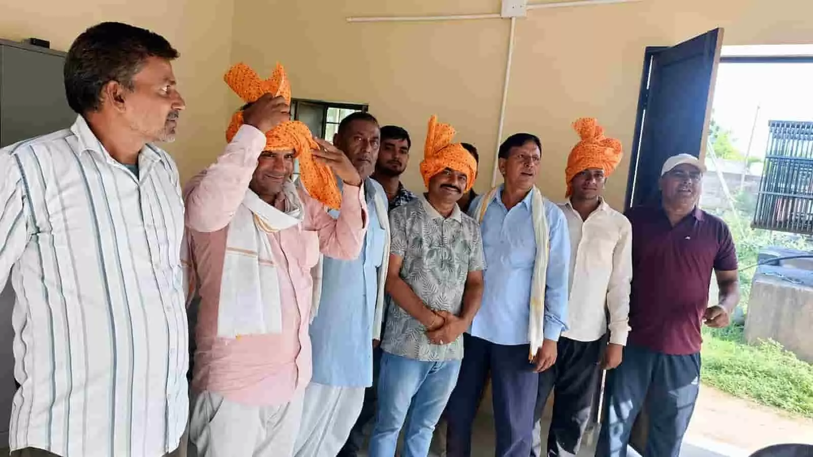 तस्वीर में ग्रामीण जनूथर में बिजली कर्मियों का साफा बांधकर सम्मान कर रहे हैं। तस्वीर में ग्रामीण जनूथर में बिजली कर्मियों का साफा बांधकर सम्मान कर रहे हैं।