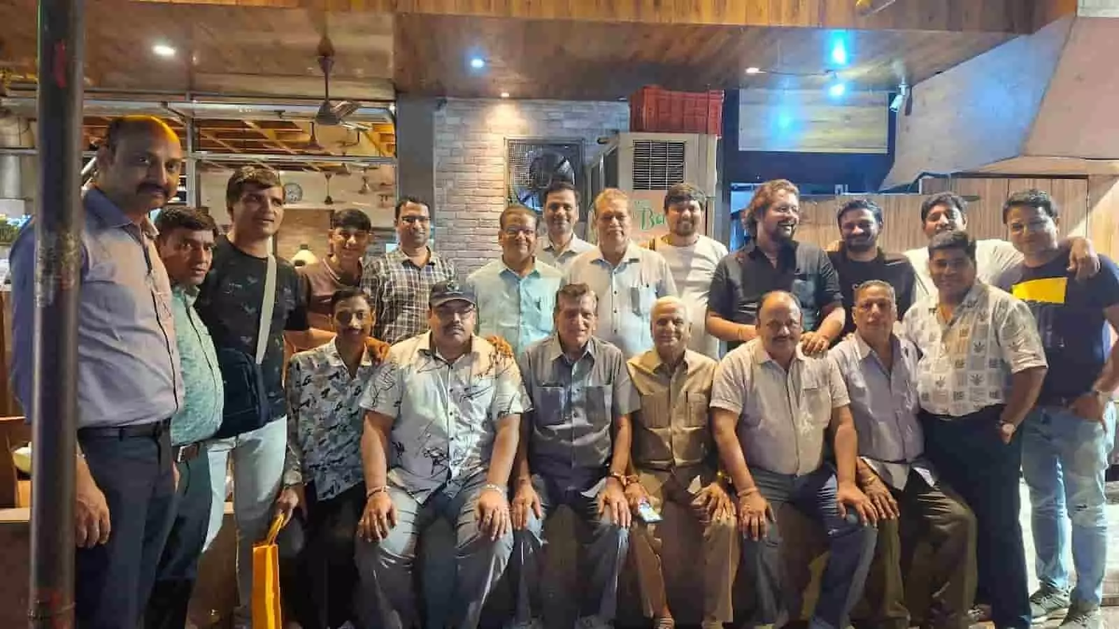 तस्वीर में देलवाड़ा जैन मित्र मंडल के सदस्य घाटकोपर में आयोजित वार्षिक बैठक में दिख रहे हैं। तस्वीर में देलवाड़ा जैन मित्र मंडल के सदस्य घाटकोपर में आयोजित वार्षिक बैठक में दिख रहे हैं।