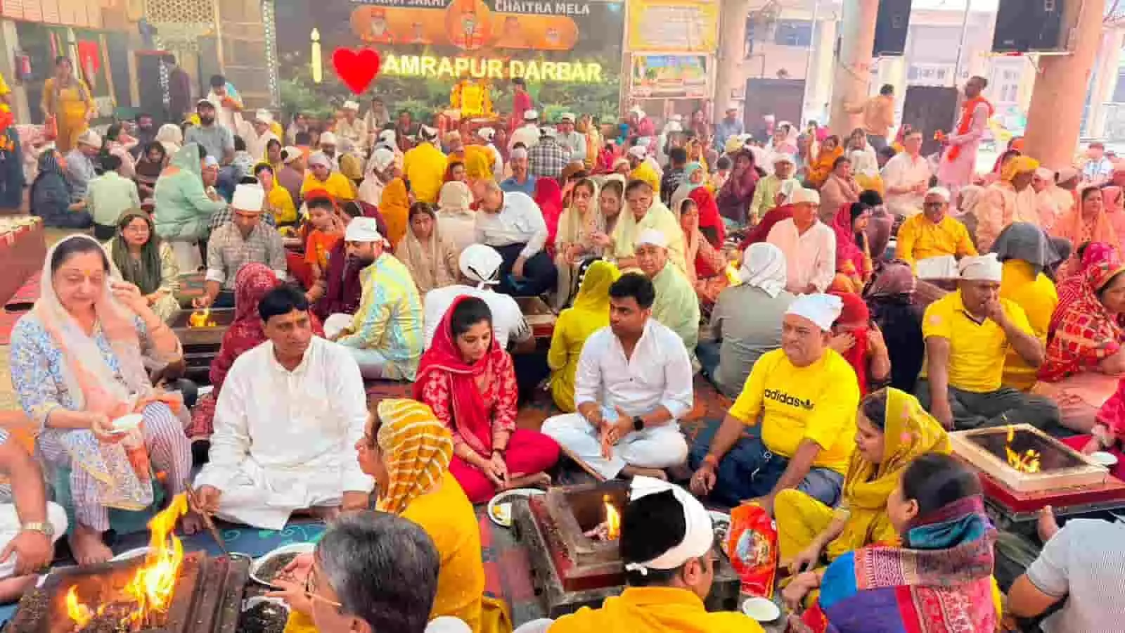 तस्वीर में भक्त जयपुर के श्री अमरापुर स्थान पर महायज्ञ में आहुतियां देते दिख रहे हैं।