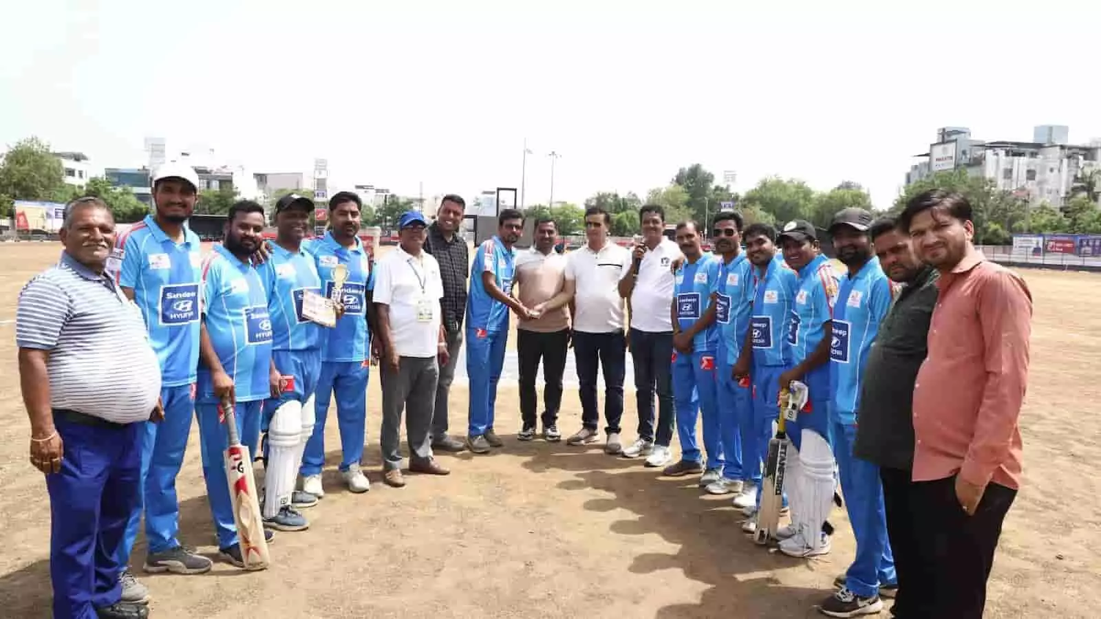 तस्वीर में भीलवाड़ा में आयोजित माहेश्वरी प्रीमियर लीग के खिलाड़ी और आयोजक दिख रहे हैं। तस्वीर में भीलवाड़ा में आयोजित माहेश्वरी प्रीमियर लीग के खिलाड़ी और आयोजक दिख रहे हैं।