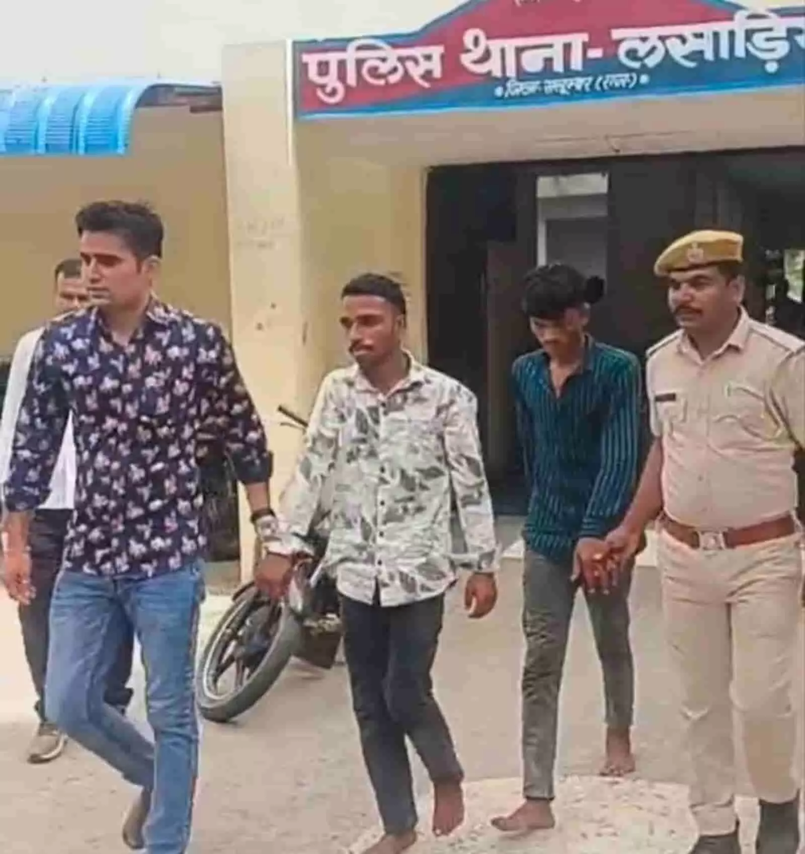 पुलिस हिरासत में लसाड़िया थाना क्षेत्र में लूट की वारदात करने वाले दो आरोपी।