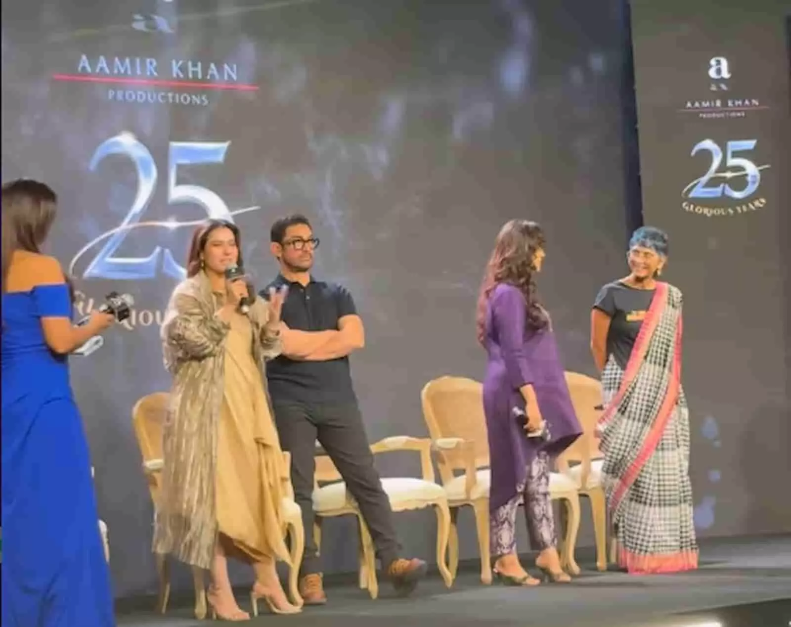 तस्वीर में काजोल, आमिर खान और जूही चावला आमिर खान प्रोडक्शन्स के 25वें समारोह में दिख रहे हैं। तस्वीर में काजोल, आमिर खान और जूही चावला आमिर खान प्रोडक्शन्स के 25वें समारोह में दिख रहे हैं।