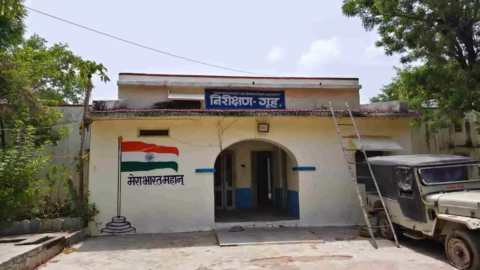 तस्वीर में डीके फीडर परियोजना के निर्माण कार्य में लगे ट्रैक्टर और उपकरण दिख रहे हैं। तस्वीर में डीके फीडर परियोजना के निर्माण कार्य में लगे ट्रैक्टर और उपकरण दिख रहे हैं।