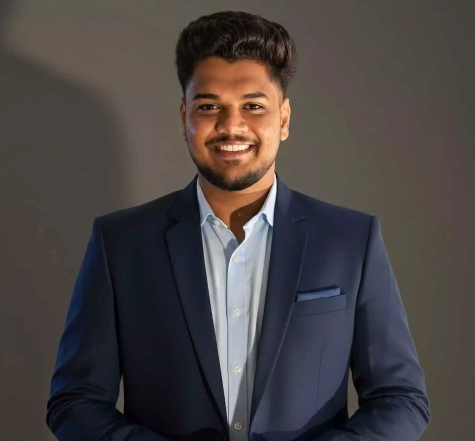 तस्वीर में राजस्थान केंद्रीय विश्वविद्यालय के छात्र विनीत यादव दिख रहे हैं जिन्हें गूगल एम्बेसडर चुना गया है।