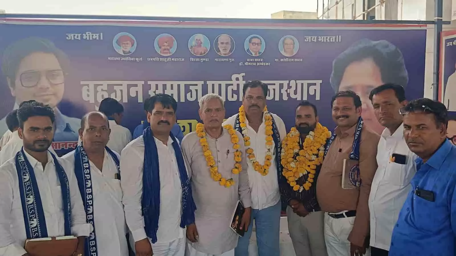 तस्वीर में बहुजन समाज पार्टी के नवनियुक्त प्रदेश सचिव सी.पी. खटीक अन्य पदाधिकारियों के साथ जयपुर में नजर आ रहे हैं। तस्वीर में बहुजन समाज पार्टी के नवनियुक्त प्रदेश सचिव सी.पी. खटीक अन्य पदाधिकारियों के साथ जयपुर में नजर आ रहे हैं।