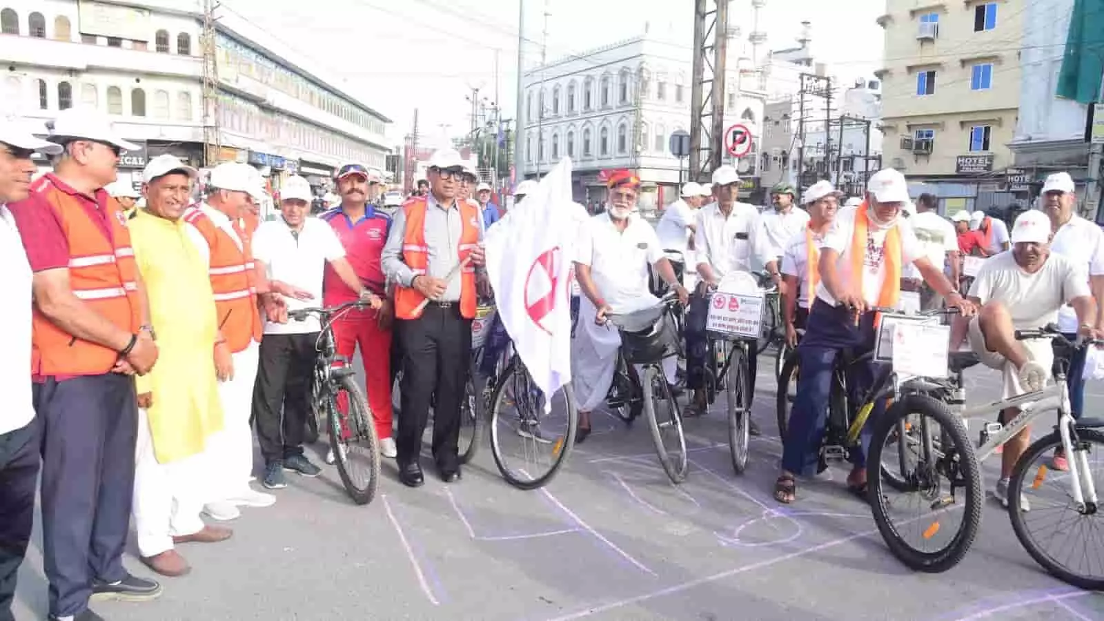 रेडक्रॉस सोसायटी की साइकिल रैली में शामिल लोग भीलवाड़ा में रक्तदान के लिए प्रेरित कर रहे हैं। रेडक्रॉस सोसायटी की साइकिल रैली में शामिल लोग भीलवाड़ा में रक्तदान के लिए प्रेरित कर रहे हैं।